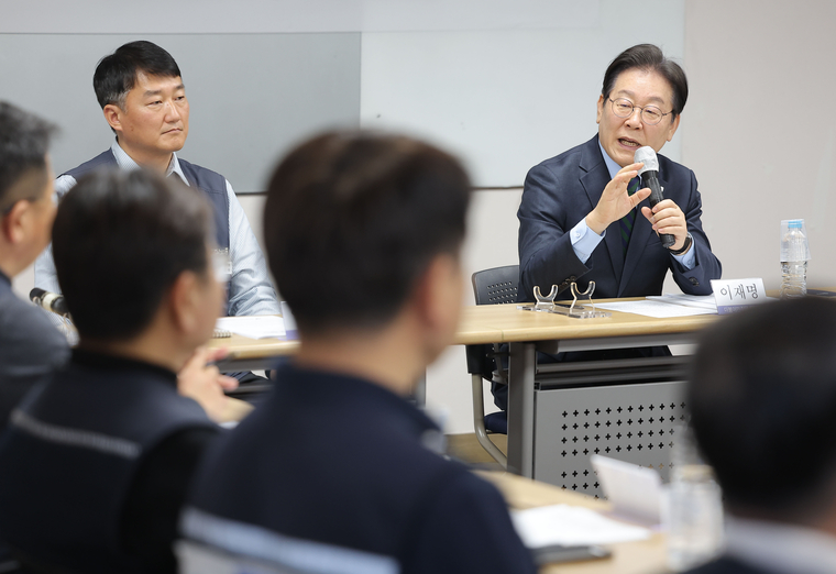더불어민주당 이재명 대표가 21일 서울 중구 민주노총 사무실에서 열린 민주당-민주노총 간담회에서 인사말을 하고 있다. 사진=연합뉴스