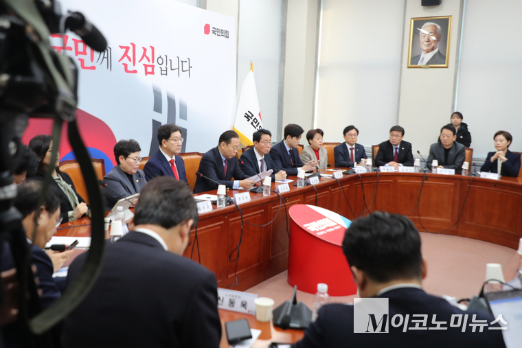 지난 20일 국민의힘이 국회 본청에서 비상대책회의를 하고 있다. 사진=최동환 기자<br>
