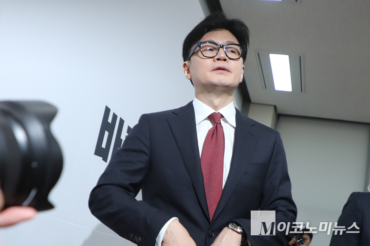 한동훈 국민의힘 전 대표가 지난 12월 12일 국회 본청 당대표 회의실에서 긴급 기자회견을 열고 퇴장하고 있다. 사진=최동환 기자