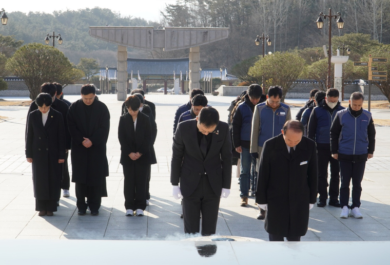 김상욱 국민의힘 의원이 24일 5·18 민주묘지를 찾아 지지자들과 함께 천 여기에 달하는 묘소에 헌화했다. 사진=김상욱 의원실