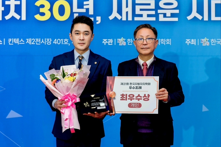 전석훈 의원 (왼쪽) <경기도의회 제공>