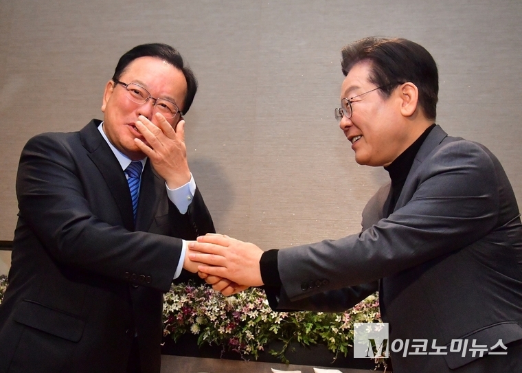 이재명 더불어민주당 대표가 24일 여의도의 한 식당에서 김부겸 전 국무총리와 만나 악수하고 있다. 사진=공동취재
