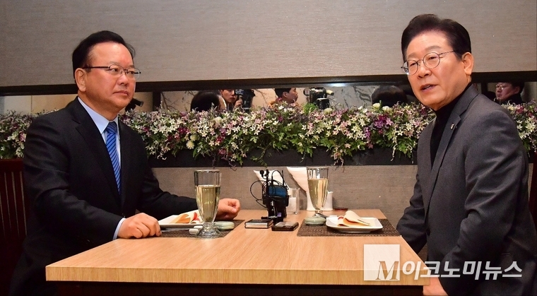 이재명 더불어민주당 대표가 24일 여의도의 한 식당에서 김부겸 전 국무총리와 회동하고 있다. 사진=공동취재