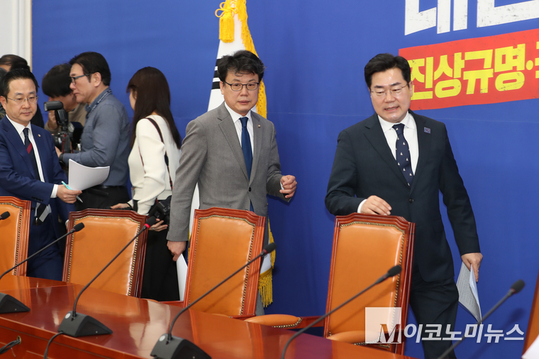 박찬대 원내대표가 25일 원내대책회의에 참석하고 있다. 사진=최동환 기자