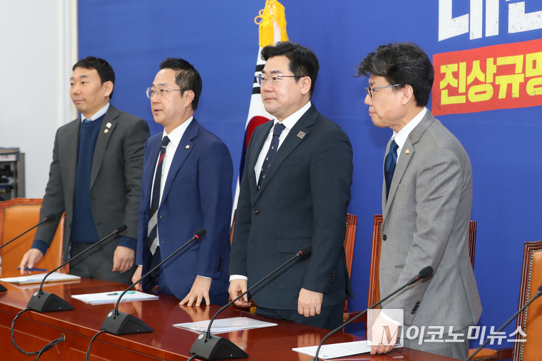 박찬대 원내대표가 25일 원내대책회의에 참석하고 있다. 사진=최동환 기자