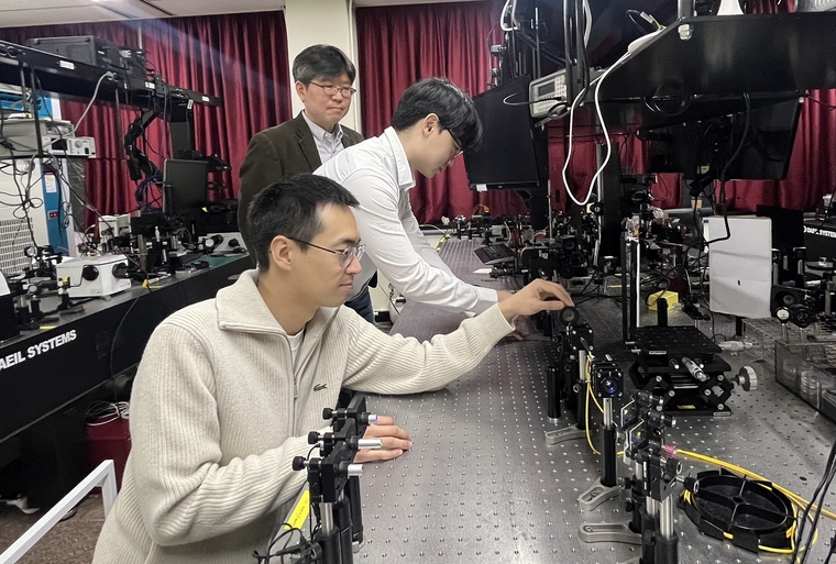 포스텍(POSTECH)에서 연구원들이 무색수차 메타렌즈를 개발하고 있다. 사진=삼성전자 