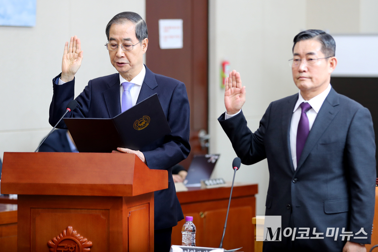 한덕수 국무총리와 신원식 국가안보실장 등이 25일 국회에서 열린 ‘윤석열 정부의 비상계엄 선포를 통한 내란 혐의 진상규명 국정조사 특별위원회’ 5차 청문회에서 증인선서를 하고 있다. 사진=최동환 기자