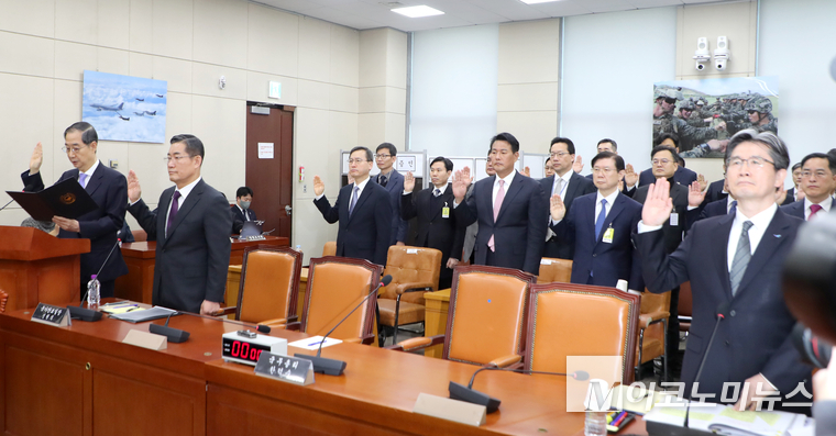 한덕수 국무총리와 신원식 국가안보실장 등이 25일 국회에서 열린 내란국조특위에서 증인선서하고 있다. 사진=최동환 기자