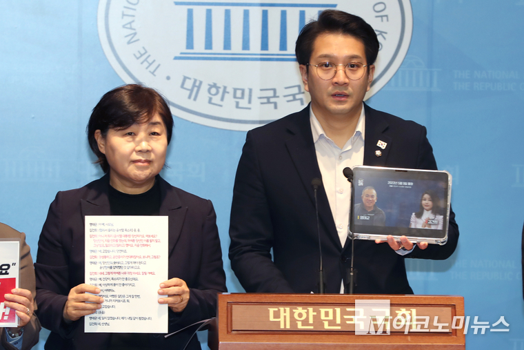 더불어민주당 명태균게이트진상조사단 단장인 서영교 의원(왼쪽)과 대변인인 전용기 의원이 녹취내용을 공개하고 있다. 사진=최동환 기자