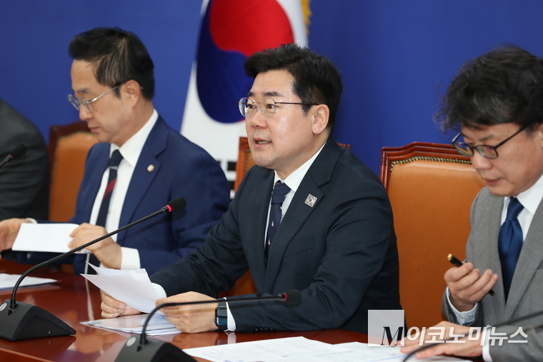 박찬대 더불어민주당 원내대표가 25일 국회 본청에서 열린 원내대책회의에서 발언하고 있다. 사진=최동환 기자