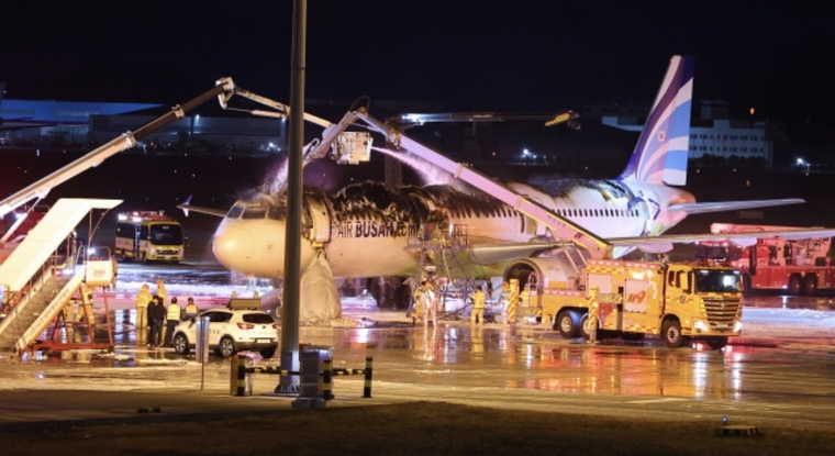 지난달 28일 오후 김해공항 계류장에서 승객 170명과 승무원 6명을 태우고 이륙을 준비하던 홍콩행 에어부산 항공기. 사진=연합뉴스