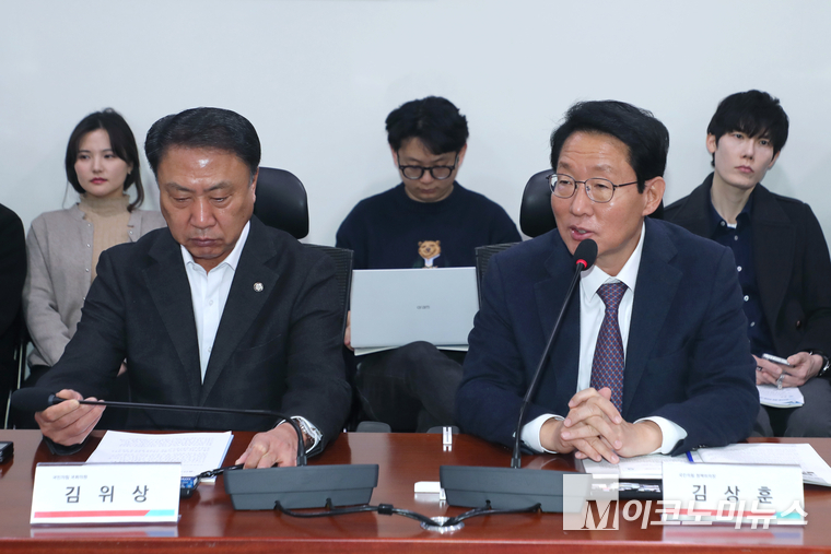 김상훈 국민의힘 정책위의장(오른쪽)과 김위상 국민의힘 의원. 사진=최동환 기자
