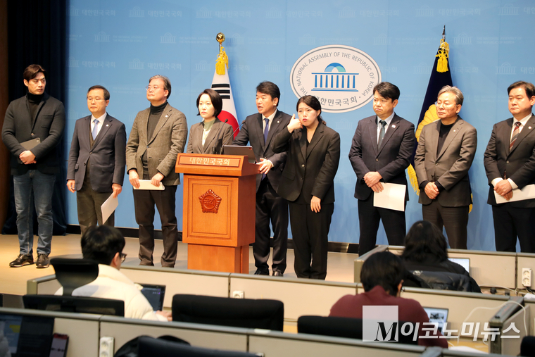 더불어민주당 국토교통위원회 위원들이 25일 국회 소통관에서 기자회견을 하고 있다. 사진=최동환 기자