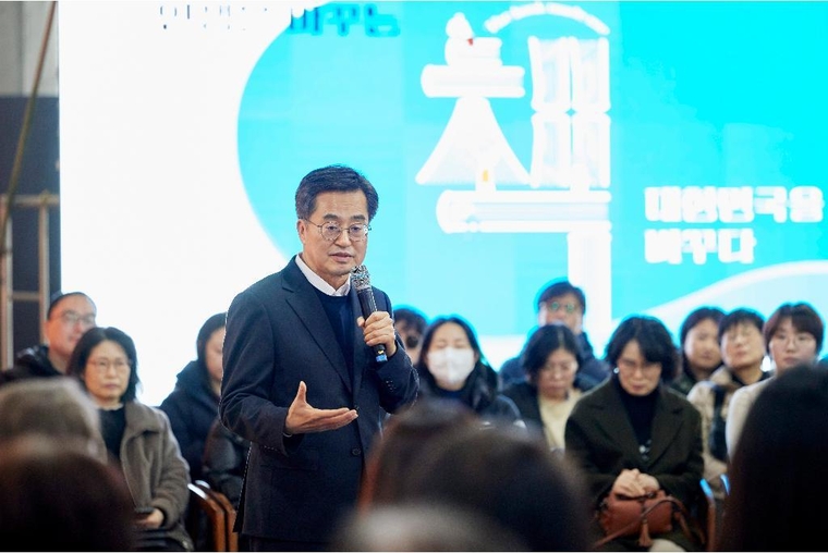 25일 오후 김동연 경기도지사가 국회의원, 출판관계자, 서포터즈등이 참석한 파주출판도시 지혜의숲에서 경기도 평생독서 천권으로 비전선포식을 하고있다 <경기도 제공>