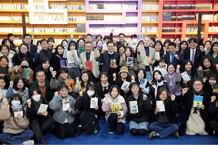 김동연 경기도지사가 국회의원, 출판관계자, 서포터즈등이 참석한 파주출판도시 지혜의숲에서 경기도 평생독서 천권으로 비전선포식을 마치고 기념촬영을 하고있다 <경기도 제공>