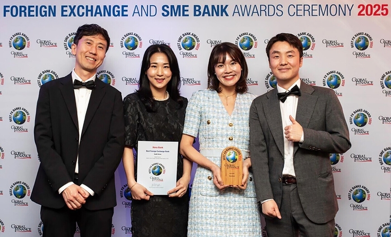 지난 25일(현지시간) 영국 런던에서 열린 시상식에 참석한 김택회 하나은행 런던지점 팀장(왼쪽 첫번째), 박영애 하나은행 남동산단금융센터지점 과장(” 두번째), 이선미 하나은행 성산동지점 과장(” 세번째), 이치우 하나은행 런던지점 과장(″ 네번째)이 기념 촬영을 하고 있다. 사진=하나은행