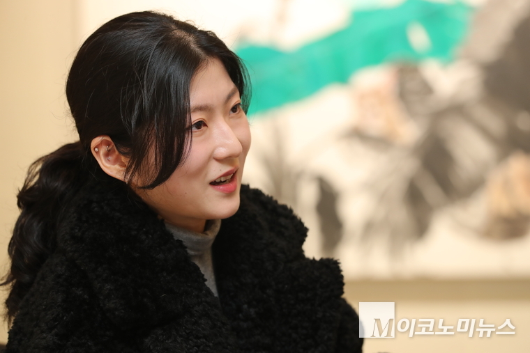 김명신 작가 . 사진 최동환 기자 