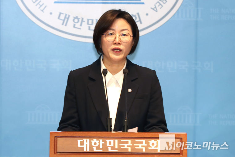 정혜경 진보당 원내대변인이 27일 국회 소통관에서 브리핑하고 있다. 사진=최동환 기자