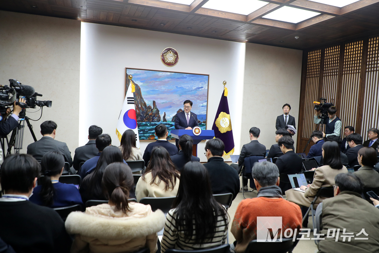 우원식 국회의장이 27일 국회의장 접견실 기자회견에서 발언하고 있다. 사진=최동환 기자