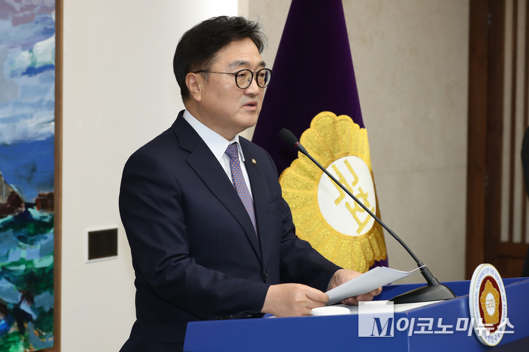 우원식 국회의장이 27일 국회의장 접견실 기자회견에서 발언하고 있다. 사진=최동환 기자