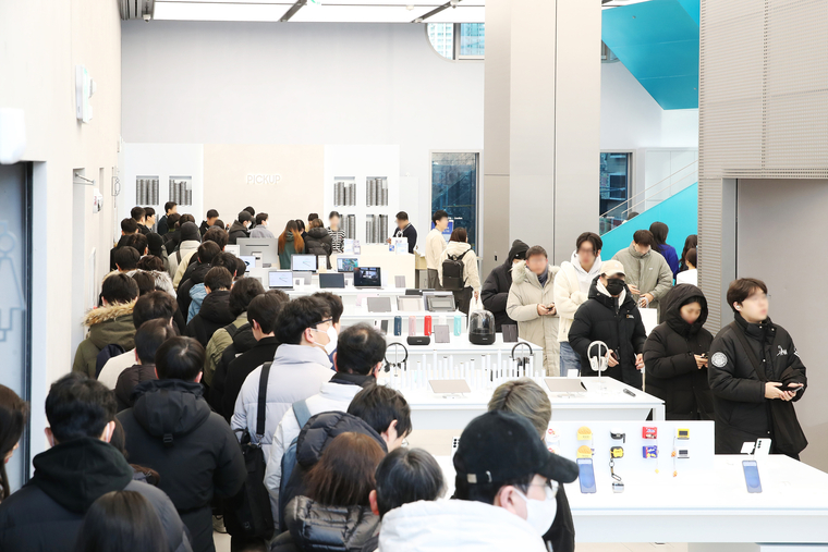 갤럭시 스튜디오에서 갤럭시 S25 시리즈를 체험하는 방문객. 사진=삼성전자 