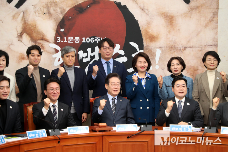 이재명 더불어민주당 대표를 비롯한 민주당 의원들이 28일 확대간부회의에 앞서 기념 촬영하고 있다. 사진=최동환 기자