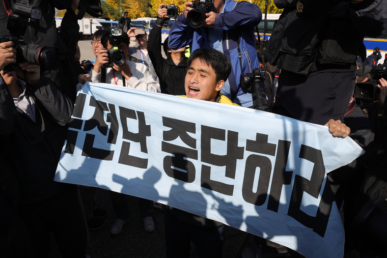 <strong>대북전단 살포 반대 시민단체 "대북전단 중단하라" </strong>2024년 10월 31일 경기도 파주시 임진각 국립 6·25전쟁 납북자기념관에서 대북 전단 살포를 반대하는 시민단체가 납북자가족모임의 전단 살포 시도를 규탄하고 있다. (연합뉴스) 