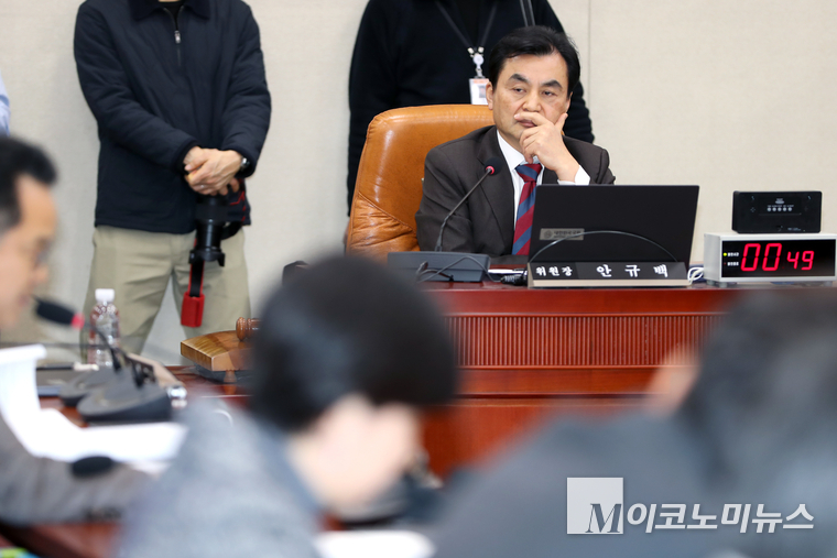 안규백 내란 국조특위 위원장이 표결에 앞서 여야 위원들의 발언을 듣고 있다. 사진=최동환 기자