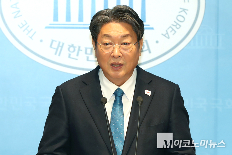 이춘석 더불어민주당 의원이 28일 국회 소통관에서 기자회견하고 있다. 사진=최동환 기자