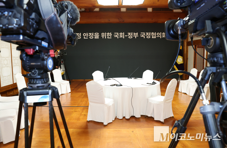 28일 오후 국회 사랑재에 열릴 예정이던 국정협의회가 무산으로 텅 빈 자리만 남아있다. 사진=최동환 기자/공동취재