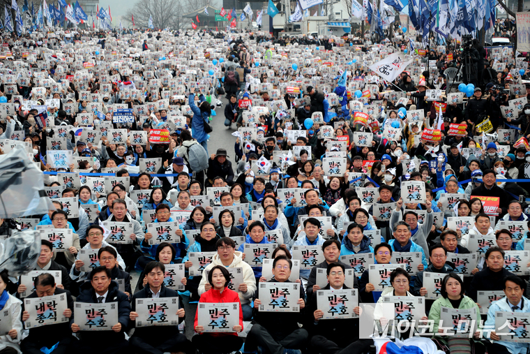 이재명 더불어민주당 대표, 김선민 조국혁신당 대표권한대행, 김재연 진보당 상임대표, 용혜인 기본소득당 대표, 한창민 사회민주당 등 야5당 대표들과 참석자들은 “내란종식·민주헌정수호”를 한목소리로 외쳤다. 사진=최동환 기자