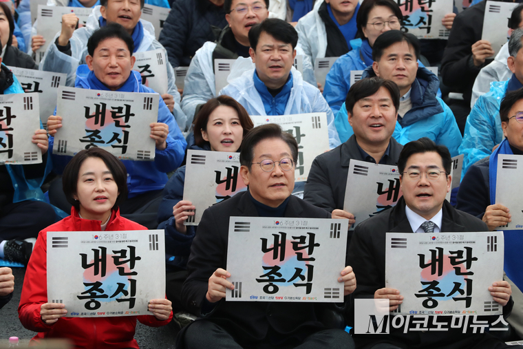 왼쪽부터 김재연 진보당 상임대표, 이재명 더불어민주당 대표, 박찬대 민주당 원내대표. 사진=최동환 기자