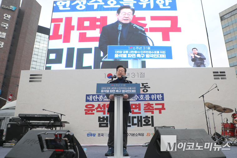 이재명 더불어민주당 대표가 1일 안국동 사거리에서 열린 내란종식·민주헌정수호를 위한 윤석열 파면 촉구 범국민대회에서 발언하고 있다. 사진=최동환 기자