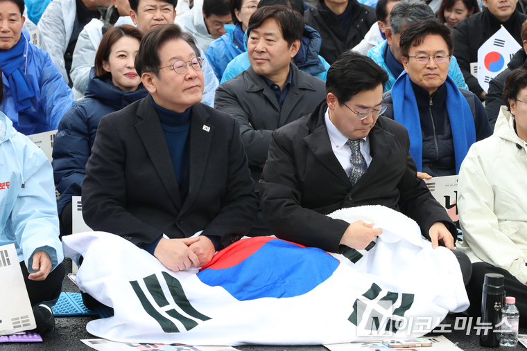 이재명 더불어민주당 대표가 1일 안국동 사거리에서 열린 내란종식·민주헌정수호를 위한 윤석열 파면 촉구 범국민대회 참석해 있다. 사진=최동환 기자