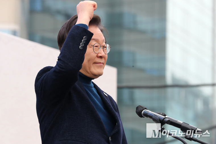 이재명 더불어민주당 대표가 1일 안국동 사거리에서 열린 야5당 공동 내란종식·민주헌정수호를 위한 윤석열 파면 촉구 범국민대회에서 발언을 끝내고 주먹을 움켜쥐고 있다. 사진=최동환 기자