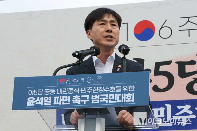 한창민 사회민주당 대표가 1일 야5당 공동으로 열린 내란종식·민주헌정수호를 위한 윤석열 파면 촉구 범국민대회에서 발언하고 있다. 사진=최동환 기자