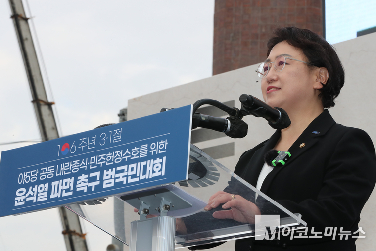 김선민 조국혁신당 대표권한대행이 1일 야5당 공동으로 열린 내란종식·민주헌정수호를 위한 윤석열 파면 촉구 범국민대회에서 발언하고 있다. 사진=최동환 기자