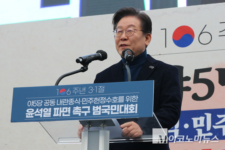 이재명 더불어민주당 1일 야5당 공동으로 열린 내란종식·민주헌정수호를 위한 윤석열 파면 촉구 범국민대회에서 발언하고 있다. 사진=최동환 기자