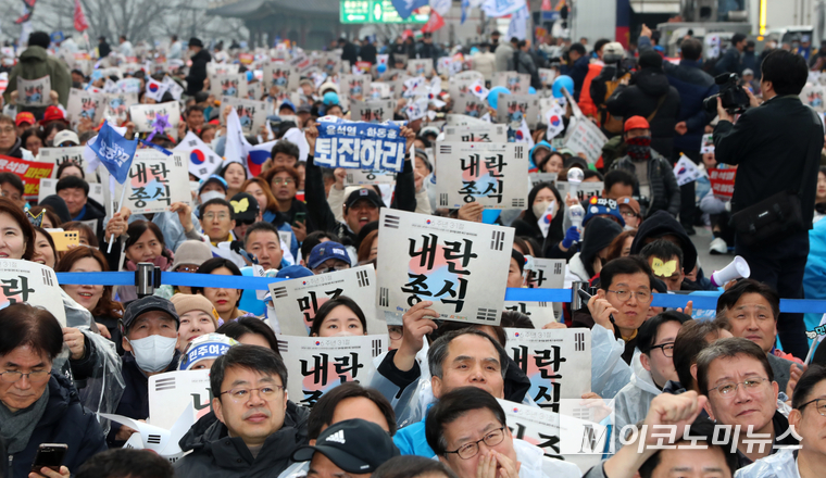 1일 서울 안국동 사거리에서 열린 탄핵찬성 집회에는 야5당 대표 등이 참석해 "내란종식, 민주헌정수호를 한 목소리로 외쳤다. 사진 최동환 기자 
