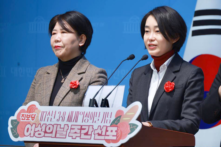 김재연 진보당 상임대표(오른쪽)와 장지화 공동대표가 4일 국회 소통관에서 기자회견하고 있다. 사진=진보당
