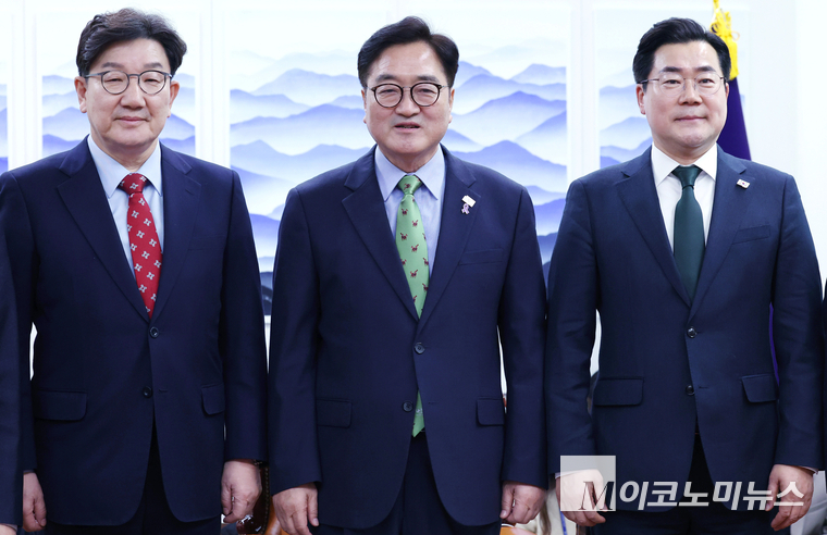 우원식 국회의장(가운데)과 권성동 국민의힘 원내대표(왼쪽)과 박찬대 더불어민주당 원내대표(오늘쪽)가 4일 국회의장실에서 회동에 앞서 기념촬영하고 있다. 사진=최동환 기자/공동취재