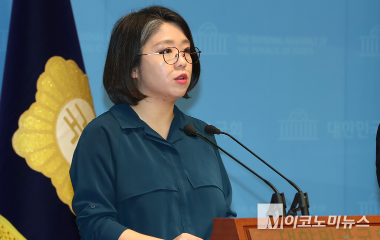 용헤인 기본소득당 대표가 5일 국회 소통관에서 기자회견하고 있다. 사진=최동환 기자