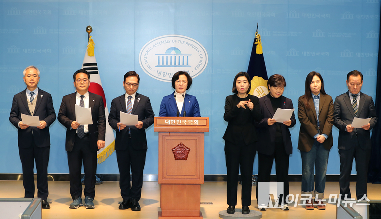 더불어민주당 내란진상조사단이 5일 국회 소통관에서 기자회견하고 있다. 사진=최동환 기자