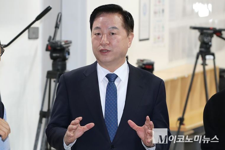 김두관 더불어민주당 전 의원이 5일 국회 소통관에서 관계자들과 이야기 나누고 있다. 사진=최동환 기자
