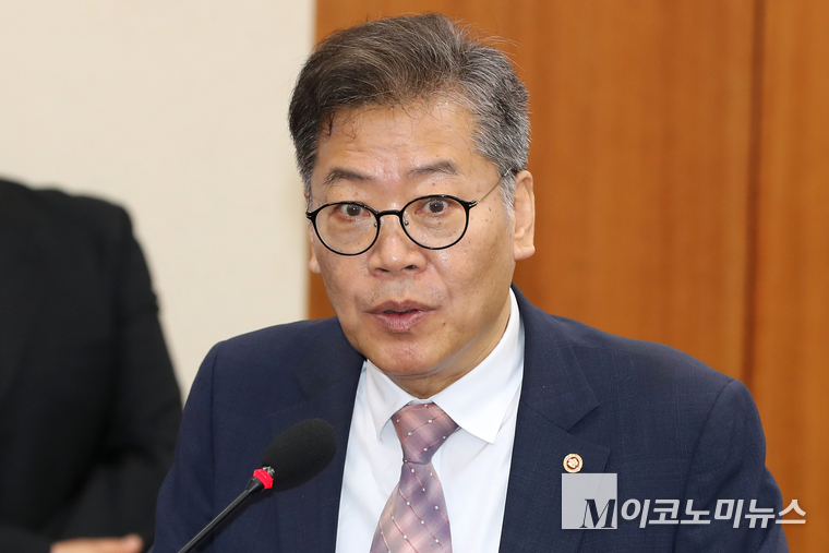 김용빈 중앙선거관리위원회 사무총장 5일 열린 국회 과학기술정보방송통신위원회에서 국회의원들의 질의에 답하고 있다. 사진=최동환 기자