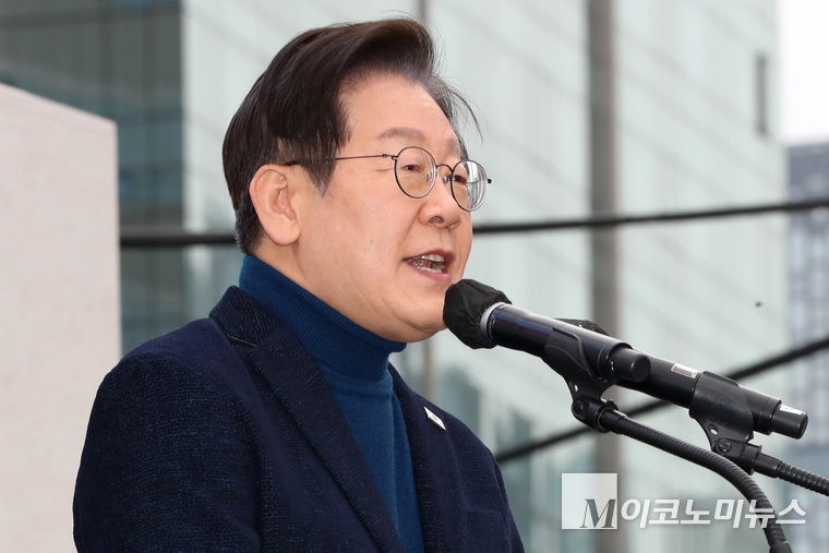 이재명 더불어민주당 대표가 지난 1일 안국동 사거리에서 열린 야5당 공동 내란종식·민주헌정수호를 위한 윤석열 파면 촉구 범국민대회에서 발언하고 있다. 사진=최동환 기자