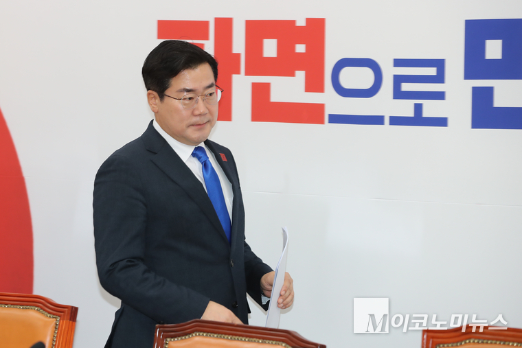 박찬대 더불어민주당 원내대표가 6일 정책조정회의에 참석하고 있다. 사진=최동환 기자