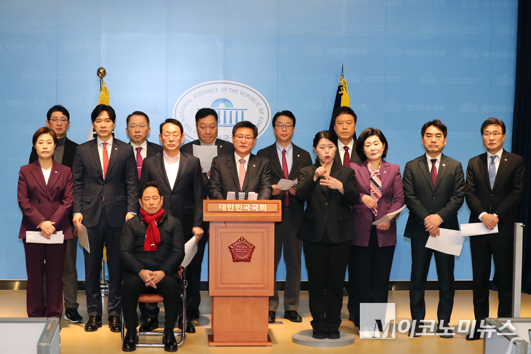로텐더 홀에서 단식 농성 중인 박수영 의원을 비롯한 국민의힘 부산 지역 국회의원들이 6일 국회 소통관에서 기자회견하고 있다. 사진=최동환 기자