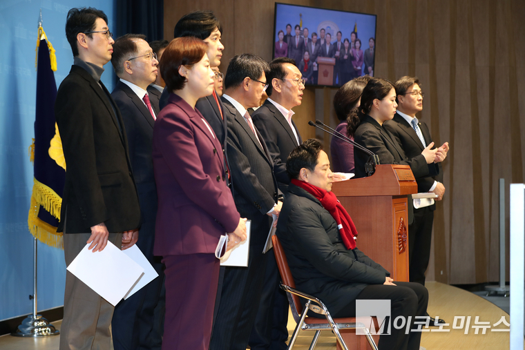 로텐더 홀에서 단식 농성 중인 박수영 의원을 비롯한 국민의힘 부산 지역 국회의원들이 6일 국회 소통관에서 기자회견하고 있다. 사진=최동환 기자