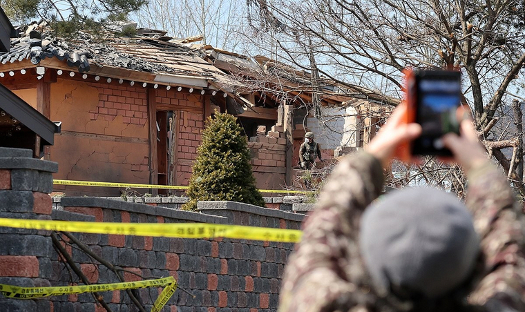 경기 포천시 이동면 노곡리에서 민가에 포탄이 떨어진 6일 마을 일대가 통제되고 있다. 사진=연합뉴스